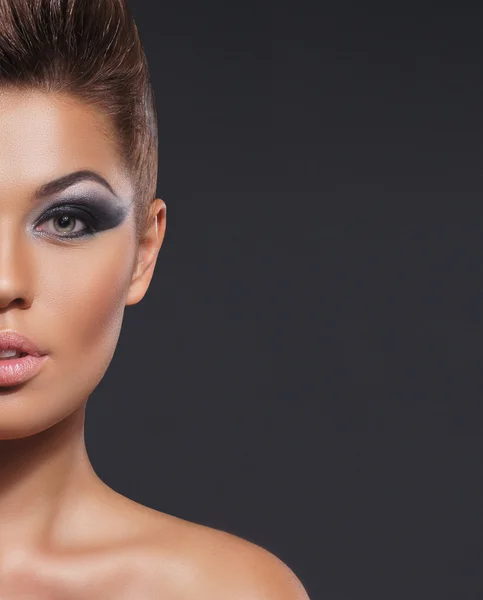 Retrato de mujer joven atractiva en concepto de maquillaje —  Fotos de Stock
