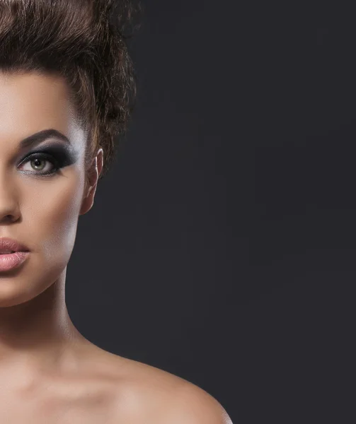 Portret van jonge aantrekkelijke vrouw in make-up concept — Stockfoto