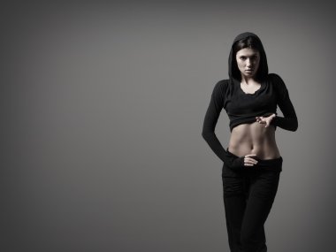 genç ve seksi modern dansçı gri arka plan üzerinde