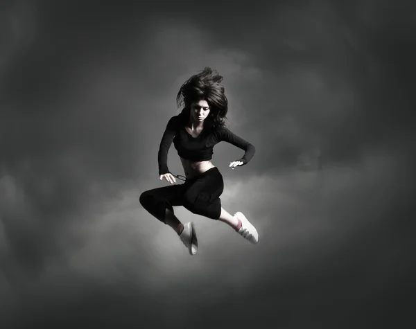 Joven y sexy bailarina moderna sobre el fondo del cielo dramático —  Fotos de Stock