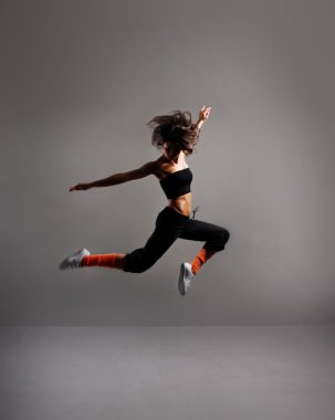 gri arka plan üzerinde güzel modern dansçı