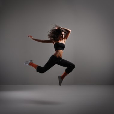 genç ve seksi modern dansçı gri arka plan üzerinde