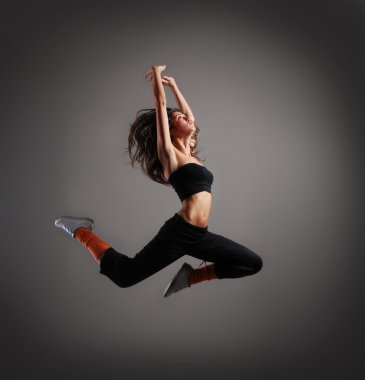 genç ve seksi modern dansçı gri arka plan üzerinde