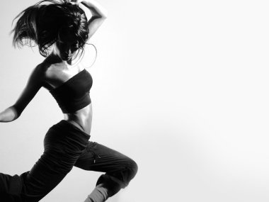genç ve seksi modern dansçı gri arka plan üzerinde
