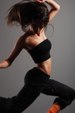 genç ve seksi modern dansçı gri arka plan üzerinde