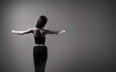 genç ve seksi modern dansçı gri arka plan üzerinde