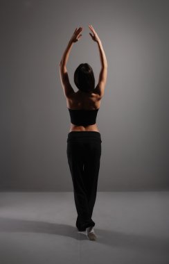 genç ve seksi modern dansçı gri arka plan üzerinde