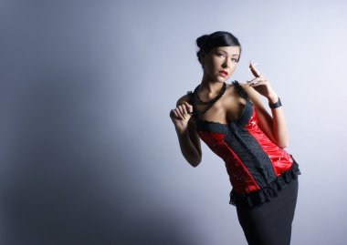 gri arka plan üzerinde genç seksi kız moda çekimi