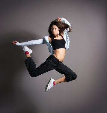 genç ve seksi modern dansçı gri arka plan üzerinde