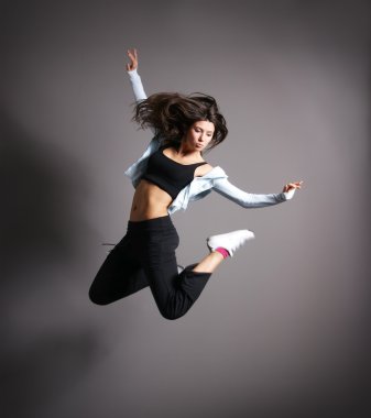 genç ve seksi modern dansçı gri arka plan üzerinde