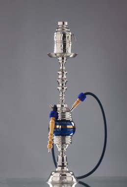 gri arka plan üzerinde antik nargile