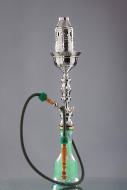 gri arka plan üzerinde antik nargile