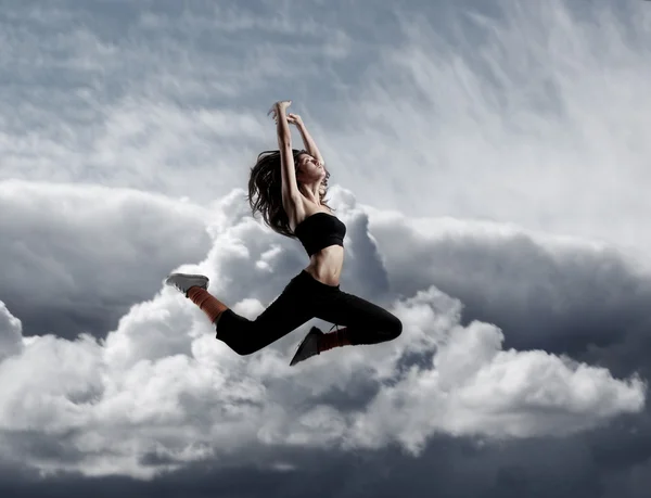 Сучасний танцюрист над фоном неба — стокове фото