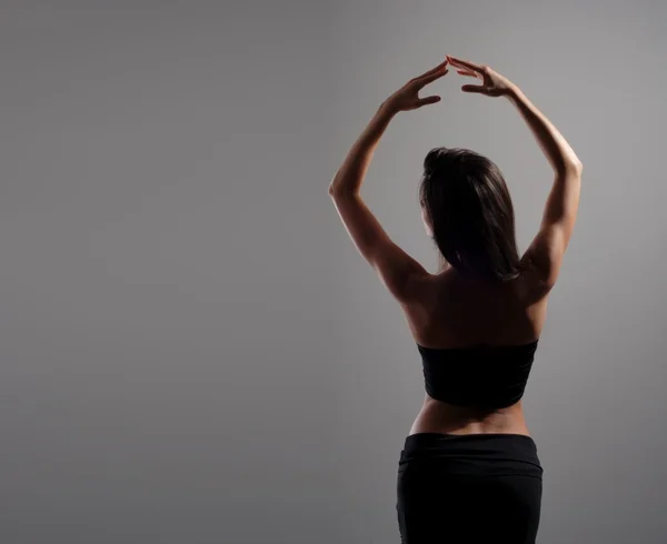 Молода і сексуальна сучасна танцівниця на сірому фоні — стокове фото