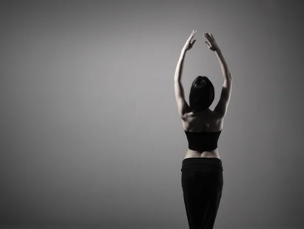 Молода і сексуальна сучасна танцівниця на сірому фоні — стокове фото