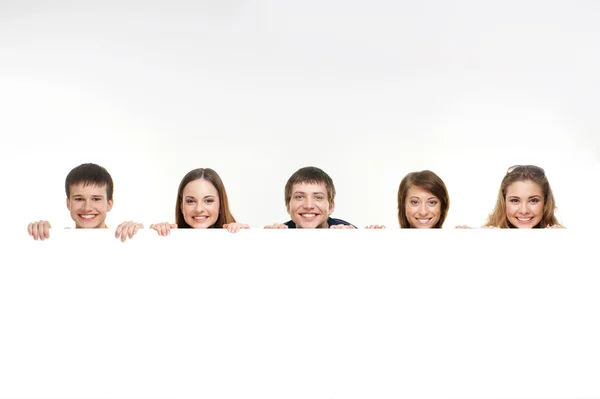 Groep van tieners met een reus, leeg — Stockfoto