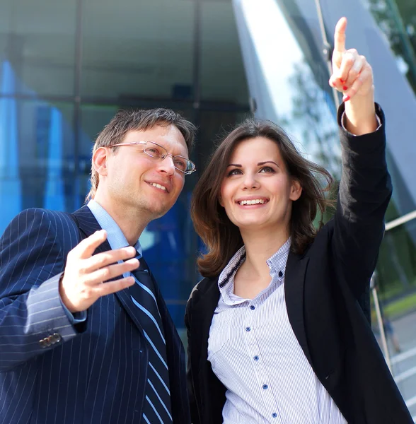 Conceptuele foto van zakenvrouw tonen iets aan haar assistent — Stockfoto