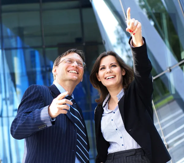 Conceptual photo of businesswoman showing something to her assistant — Stock Photo, Image