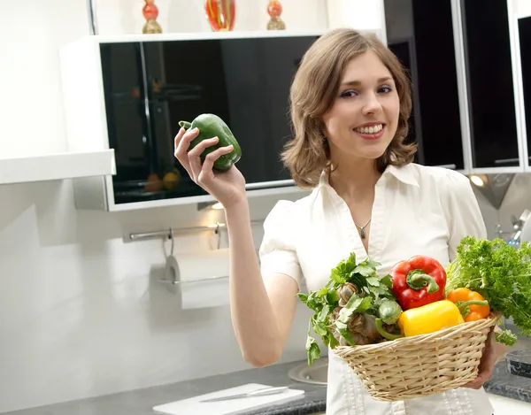 Jeune, jolie dame dans l'intérieur de la cuisine de luxe — Photo