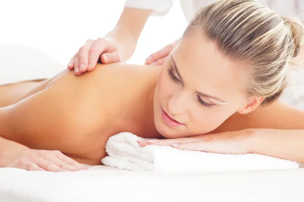 Joven atractiva mujer recibiendo tratamiento de masaje —  Fotos de Stock
