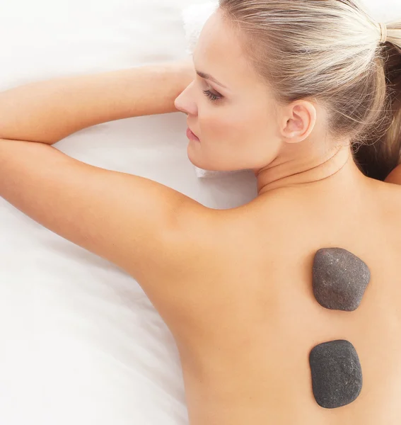 Jovem mulher atraente recebendo tratamento de pedra quente — Fotografia de Stock