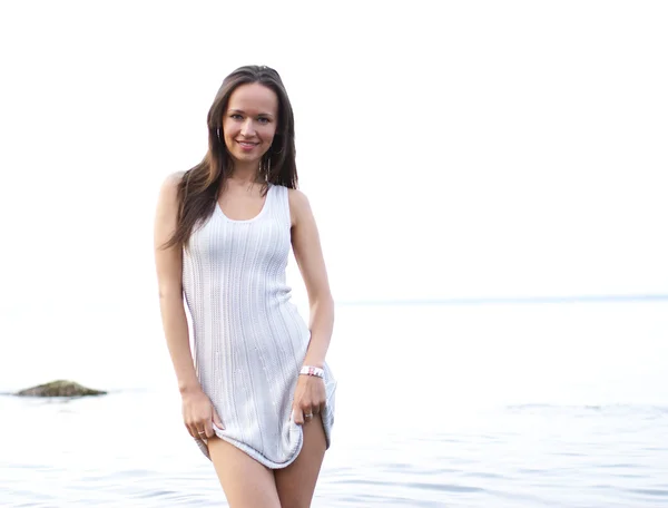 Mladá sexy žena stojí ve vodě — Stock fotografie