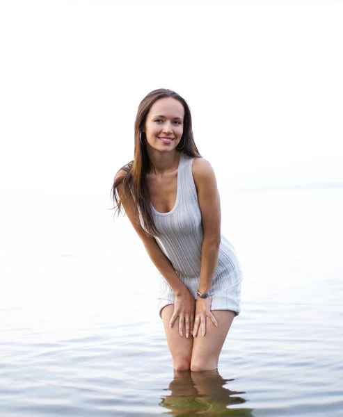 Junge sexy Frau steht im Wasser — Stockfoto