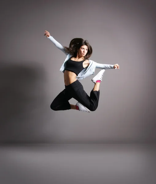 Bailarina moderna joven y sexy sobre fondo gris —  Fotos de Stock
