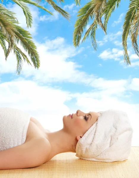 Young beautiful lady getting spa treatment — Stock Photo, Image