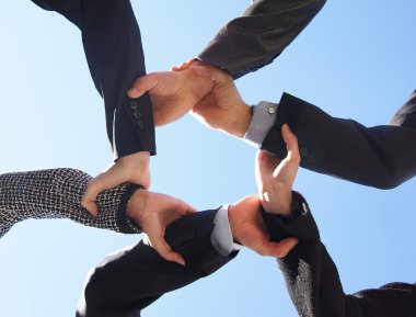 bazı eller gökyüzü arka plan üzerinde iş kavramı