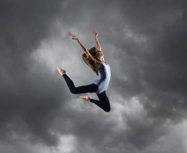 genç ve seksi modern dansçı gri arka plan üzerinde