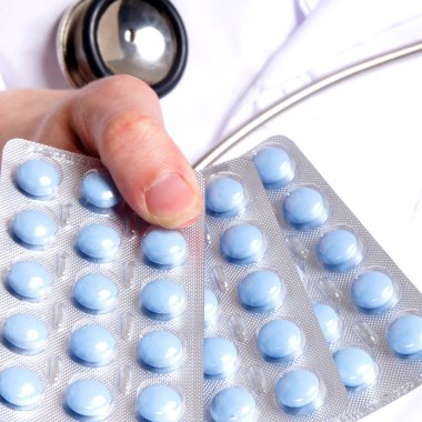 Mavi tıp hapları vermeye doktor