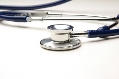 Stetoskop beyaza izole edildi