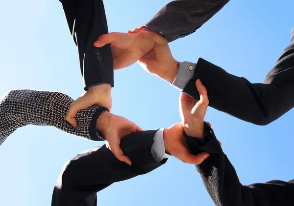 Geschäftskonzept von einigen Händen über Himmel Hintergrund — Stockfoto