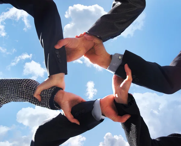 Бизнес-концепция некоторых рук на фоне неба — стоковое фото