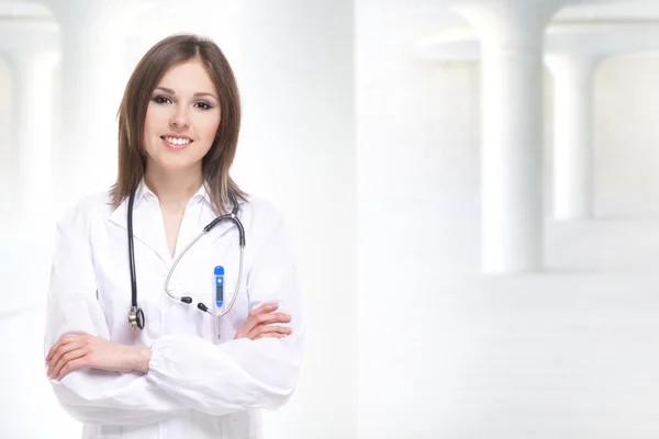 Jeune médecin attrayant isolé sur fond blanc — Photo