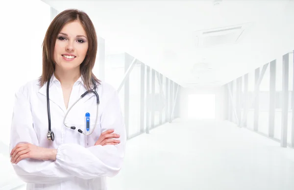 Молодой привлекательный врач изолирован на белом фоне — стоковое фото