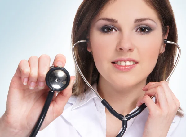 若い魅力的な医者は白い背景の上の分離 — ストック写真