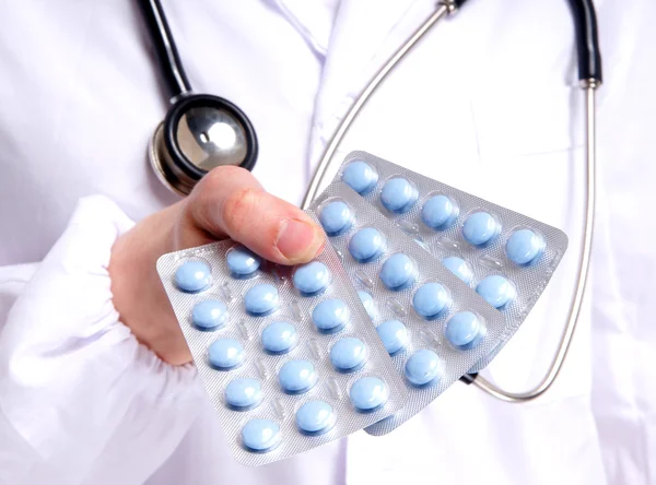 Médico dando pastillas de medicina azul —  Fotos de Stock