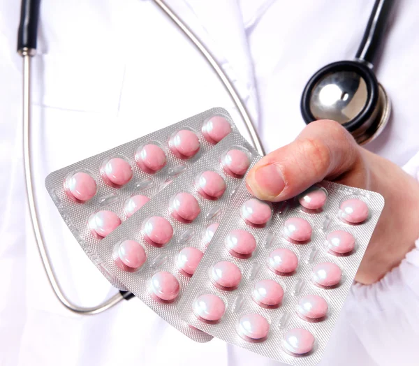 Médico dando pastillas de medicina azul — Foto de Stock