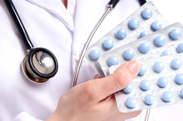 Médico que dá comprimidos de medicina azul — Fotografia de Stock