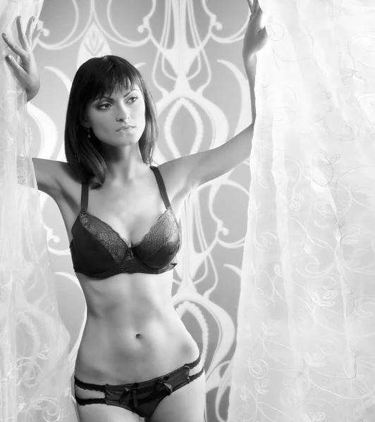 Modefotografering av ung sexig kvinna i underkläder — Stockfoto