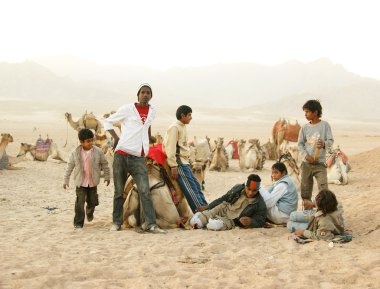 sahara Çölü'nde Afrikalı Çocuk