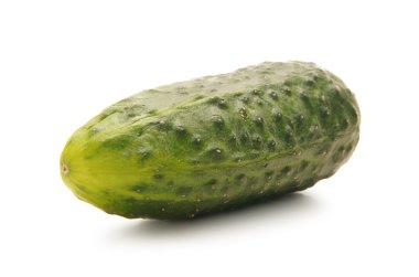 Salatalık beyaza izole edilmiş.