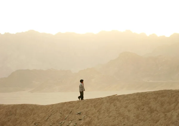Rapaz solitário no deserto — Fotografia de Stock