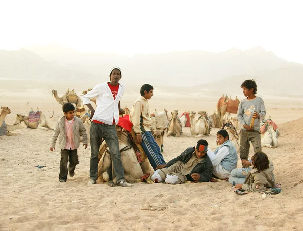 Африканские дети в пустыне Сахара — стоковое фото