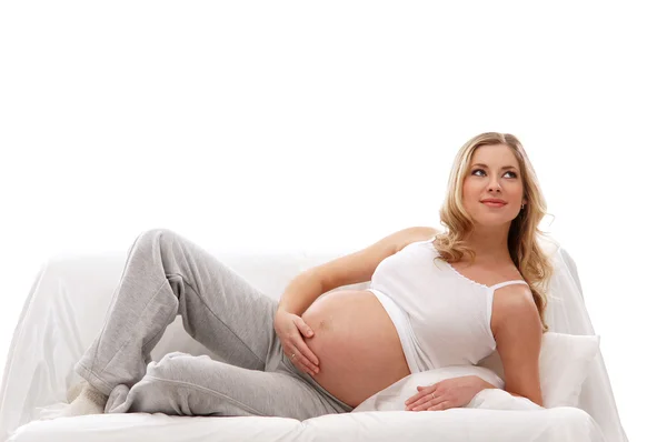 Jeune femme enceinte attrayante sur le canapé — Photo