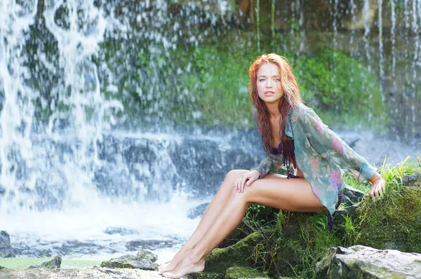 穿着比基尼的年轻漂亮姑娘在瀑布中洗澡 — 图库照片