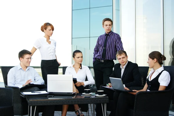 Grupo de negócios de muitos diferentes no escritório no trabalho — Fotografia de Stock