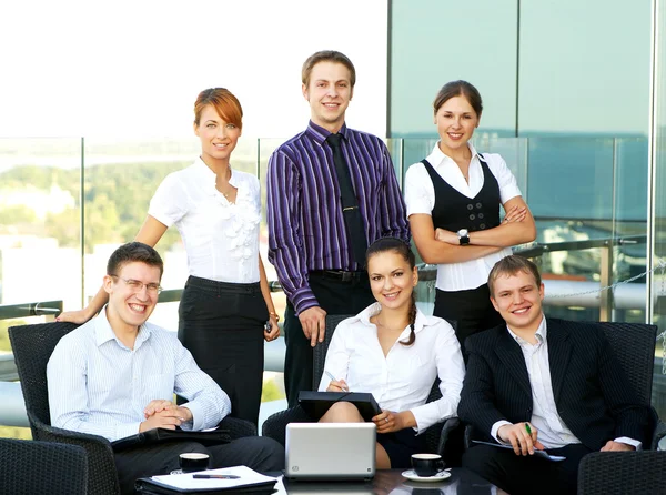 Företagsgrupp av många olika kontor på jobbet — Stockfoto
